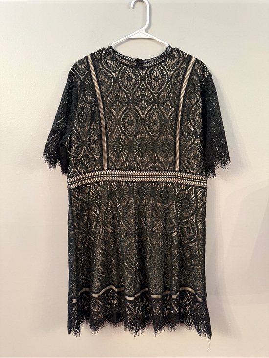 Chicsoul Dresses & Skirts - Black Lace Overlay Short Sleeve Knee Length Cocktail Dress